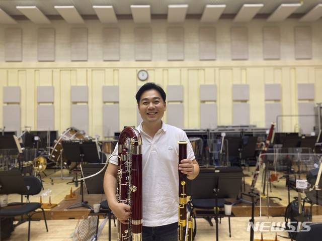[서울=뉴시스](콘트라)바수니스트 최종선의 연주 모습(사진=서울시립교향악단 제공)2020.08.16 photo@newsis.com