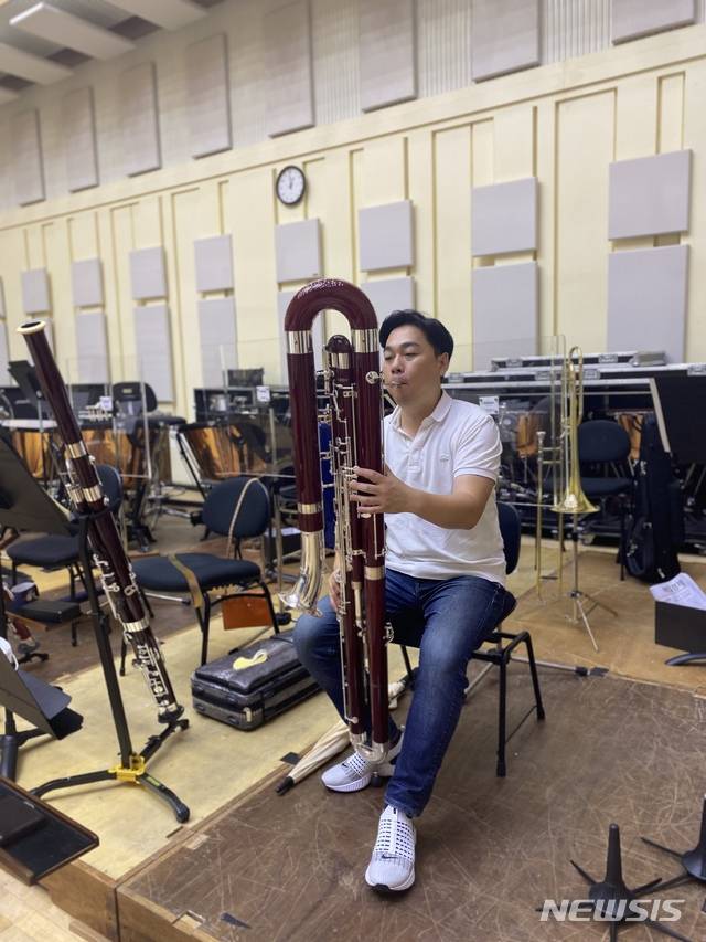[서울=뉴시스](콘트라)바수니스트 최종선의 연주 모습(사진=서울시립교향악단 제공)2020.08.16 photo@newsis.com