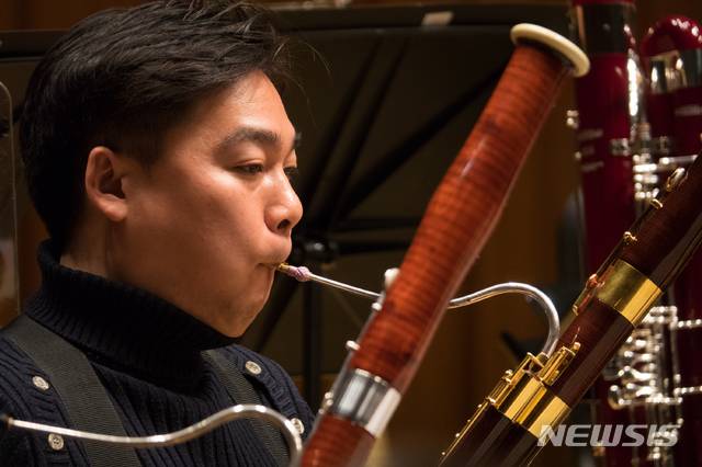 [서울=뉴시스](콘트라)바수니스트 최종선의 연주 모습(사진=서울시립교향악단 제공)2020.08.16 photo@newsis.com