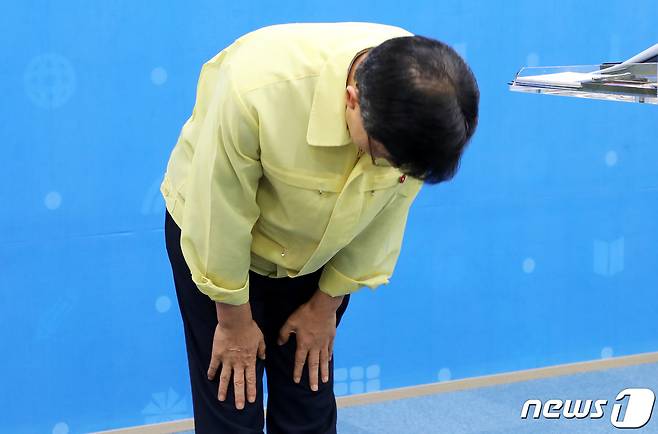 이석문 제주도교육감이 18일 오후 제주도교육청 기자실에서 지난 15일 제주시 조천체육관에서 열린 제75주년 광복절 경축식에서 제주4·3 동백꽃 배지를 패용하지 않은 데 대해 공식 사과하며 허리를 숙이고 있다.2020.8.18 /뉴스1© News1