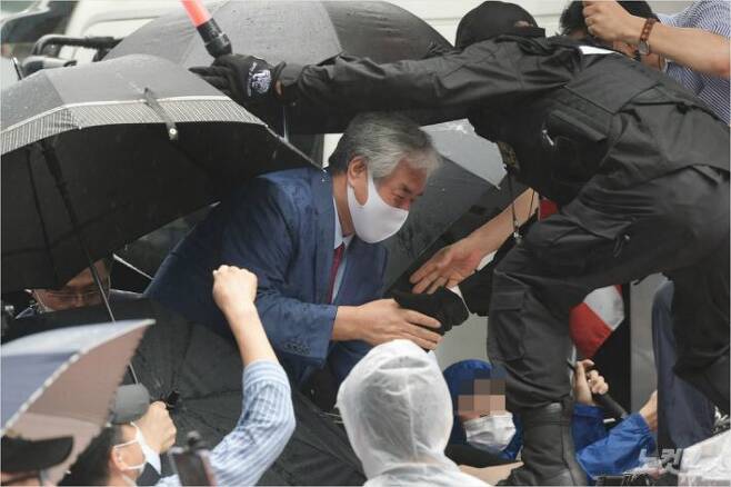 전광훈 목사가 15일 오후 서울 종로구 동화면세점 앞에서 열린 보수단체 광복절 집회에 참석하고 있다. 이한형기자