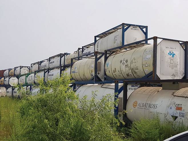 울산시 청량읍 덕하리 물류션터 야적장에는 위험유해화학물질을 운반하는 ISO탱크 수백 개가 산더미처럼 쌓여 있다. ⓒ시사저널 박치현