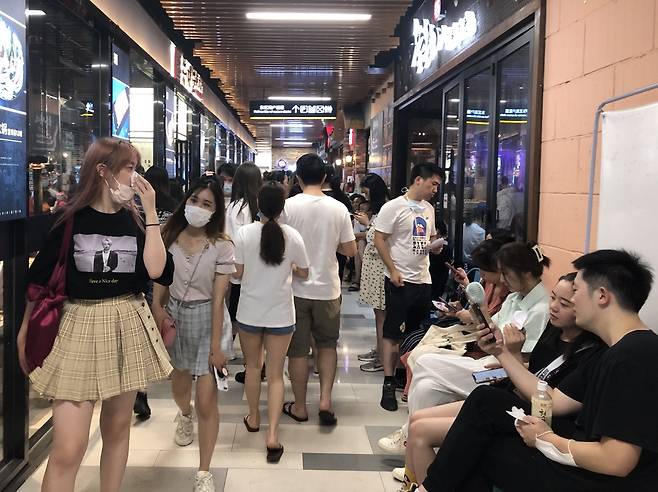 "한국식 고기구이 맛보려면 줄을 서시오" (상하이=연합뉴스) 차대운 특파원 = 지난 15일 중국 상하이 훙취안루(虹泉路) 한인타운의 상가 건물인 징팅톈디(井亭天地)에 있는 한국식 고기구이 식당들 앞에 손님들이 줄을 서 기다리고 있다. 2020.8.18  cha@yna.co.kr  (끝)