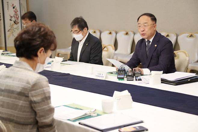 부동산 시장 점검 관계장관회의 주재하는 홍남기 부총리(사진=연합뉴스)
