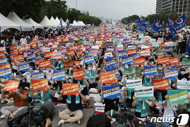집단휴진 총파업에 나선 대한의사협회 회원들이 서울 영등포구 여의대로에서 열린 '4대 악(惡) 의료 정책 저지를 위한 전국의사총파업 궐기대회'에서 의과대학 정원 확대, 공공의대 설립, 한방 첩약 급여화, 비대면 진료 육성 등에 반대하며 손 피켓을 들고 있다. 2020.8.14/뉴스1 © News1 이동해 기자