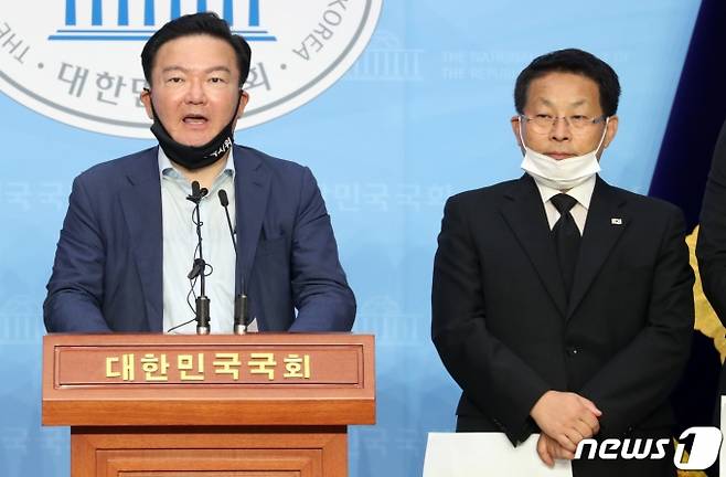 민경욱(왼쪽)·차명진 전 미래통합당 의원/사진제공=뉴스1