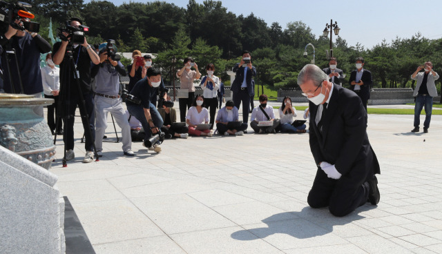 ▲미래통합당 김종인 비상대책위원장이 19일 오전 광주 북구 국립 5.18 민주묘지를 참배하고 있다. ⓒ연합뉴스