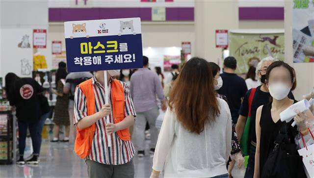 마스크를 착용해 주세요! - 16일 오전 서울 강남구 삼성동 코엑스 A홀에서 열린 ‘2020 케이펫페어 서울’에서 관람객들이 마스크 착용 후 관람하고 있다. 수도권에서 코로나19 집단간염이 확산되자 ‘사회적 거리두기’ 2단계 격상이 16일부터 시행된다. 16일 중앙재난안전대책본부에 따르면 정부는 이날 0시를 기해 서울과 경기지역을 대상으로 사회적 거리두기 단계를 1단계에서 2단계로 격상했다. 코로나19 신규 확진자가 속출하자 확산세를 잡기 위한 조치다. 2020.8.16/뉴스1