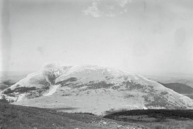 사진 위는 1931년 캐나다 로키산맥의 모습, 아래는 2008년 같은 장소에서 촬영한 사진