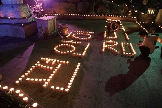 노사모 회원들이 노무현 전 대통령의 명복을 기원하고 있다. 노 전 대통령의 죽음은 의도치 않게 ‘팬덤정치’를 불러왔다.