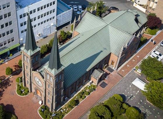 드론으로 촬영한 계산성당. 대구 최초의 서양식 건물이자 100년이 넘은 교회 건물이라는 역사적 의의도 있지만, 계산성당은 박정희 대통령이 1950년 12월 12일 결혼식을 올린 장소로 더 유명하다. 장진영 기자