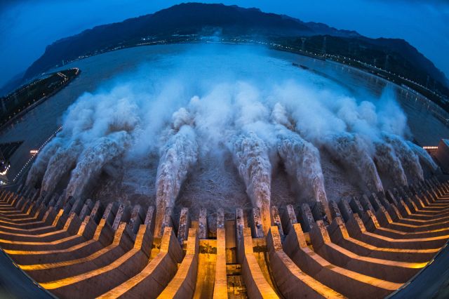 중국 후베이성 싼샤댐에 19일(현지시간) 수문이 열려 물이 쏟아져들어오고 있다. 신화 연합뉴스