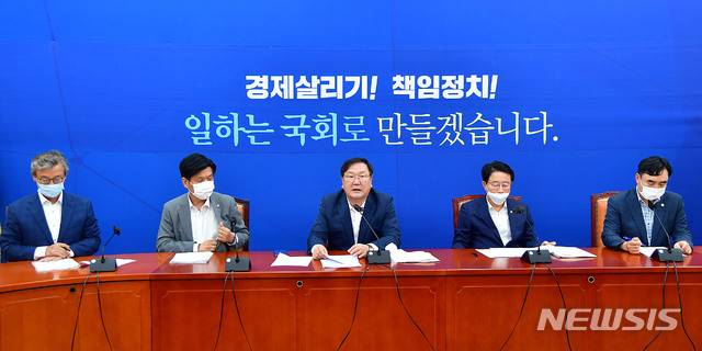 [서울=뉴시스]김선웅 기자 = 더불어민주당 김태년 원내대표가 20일 오전 국회에서 열린 당 정책조정회의에서 모두발언을 하고 있다. 2020.08.20. photo@newsis.com