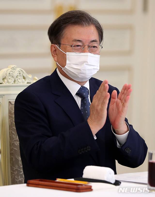 [서울=뉴시스]추상철 기자 = 문재인 대통령이 20일 오전 청와대 본관에서 염수정 추기경의 인사말이 끝난 후 박수를 치고 있다. 2020.08.20.  scchoo@newsis.com