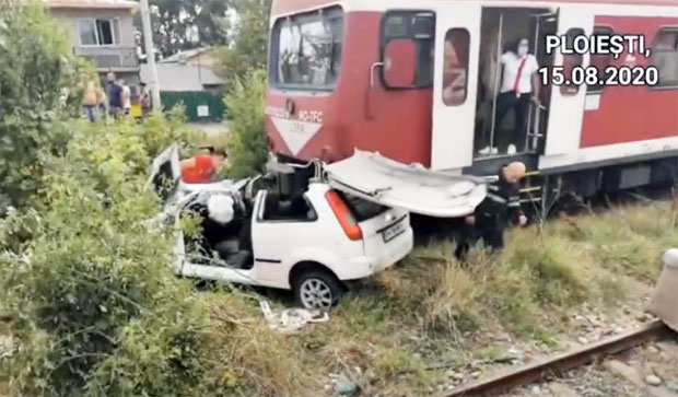 루마니아의 한 가수가 달리는 차 안에서 인터넷 방송을 하다 열차에 치여 사망했다. 16일(현지시간) 루마니아 일간지 ‘에베니멘툴 질레이’(Evenimentul Zilei)는 프라호바주 플로이에슈티시에서 열차 충돌사고가 발생해 1명이 죽고 1명이 크게 다쳤다고 보도했다.