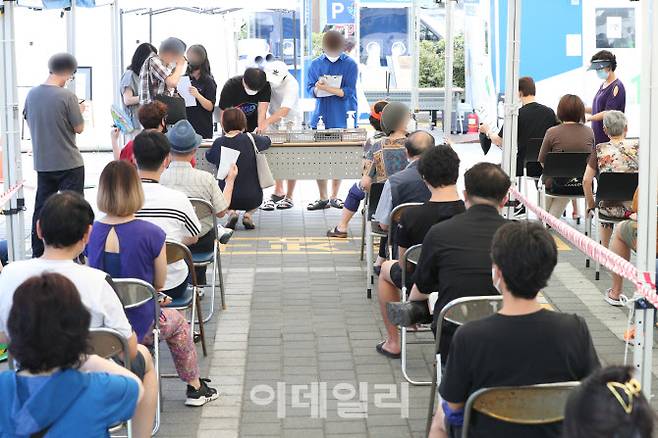 지난 15일 열린 광화문 집회에서 코로나19 확진자가 증가하고 있는 가운데 19일 오후 서울 은평구 은평구보건소 선별진료소에서 검사를 앞둔 시민들이 줄을 서고 있다.(사진=이영훈 기자)