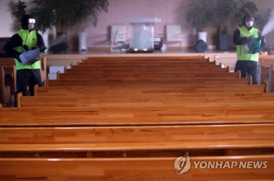 18일 오후 서울 송파구의 한 교회에서 방역 관계자들이 신종 코로나 바이러스 감염증 관련 방역 작업을 하고 있다. [이미지출처=연합뉴스]