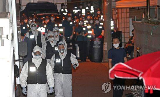 20일 오후 신종 코로나바이러스 감염증 확진자가 다수 발생한 서울 성북구 사랑제일교회에서 경찰 관계자들이 중대본의 역학조사 중 밖으로 나오고 있다. [이미지출처=연합뉴스]