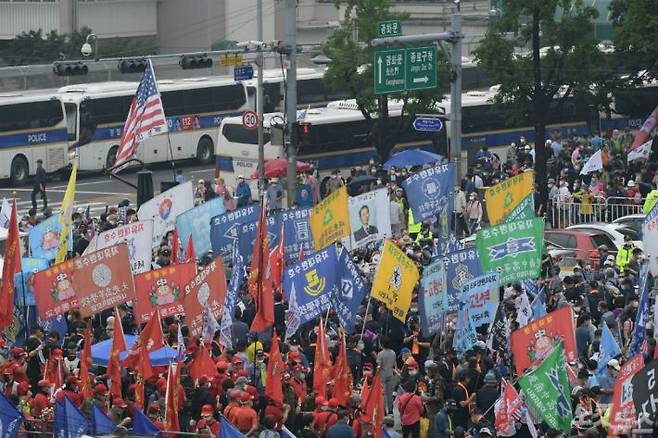 보수단체 집회 참가자들이 지난 15일 오전 서울 종로구 광화문광장에서 8·15 광복절 맞아 집회를 하기 위해 모여들고 있다.(사진=이한형 기자)