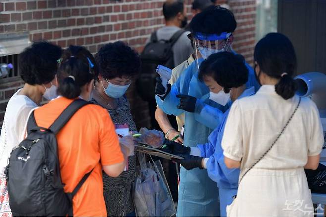 광화문 집회, 서울 성북구 사랑제일교회발 신종 코로나바이러스 감염증(코로나19) 확진자가 연일 폭증하고 있는 가운데 20일 서울 종로구 선별진료소를 찾은 시민들이 검사를 기다리고 있다.(사진=박종민 기자)