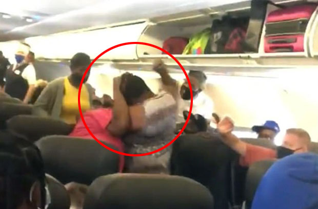 폭스뉴스는 17일(현지시간) 아메리칸항공 여객기에서 마스크 착용 문제로 승객 간 난투극이 벌어졌다고 보도했다.