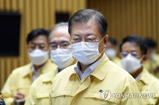 문 대통령, 서울시 방역 현황 청취 (서울=연합뉴스) 이진욱 기자 = 문재인 대통령이 21일 서울 중구 서울시청에서 열린 '신종 코로나바이러스 감염증(코로나19) 서울시 방역 강화 긴급점검'에 참석, 서정협 서울시 권한대행으로부터 서울시 방역 현황을 듣고 있다.  cityboy@yna.co.kr