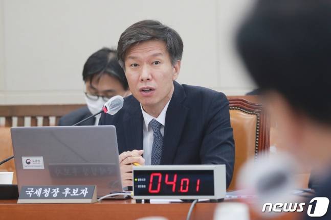 김대지 국세청장 후보자가 19일 오전 서울 여의도 국회 기재위 전체회의에서 열린 국세청장 후보자 인사청문회에 출석해 의원 질의에 답변하고 있다. /사진제공=뉴스1