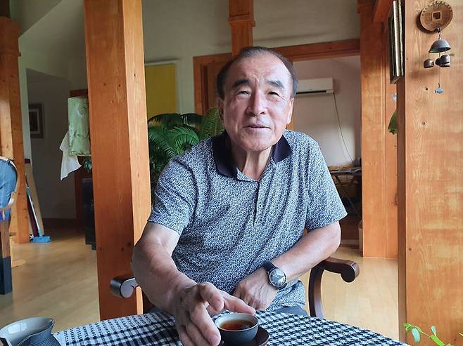 그는 한결같이 차분한 모습이다.