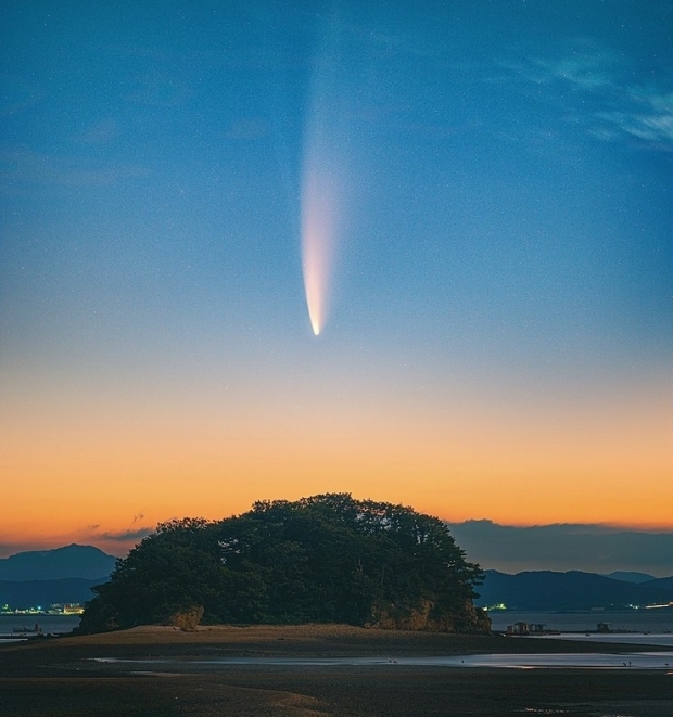 니오와이즈 혜성의 모습. 꼬리 오른쪽으로 푸른 이온 꼬리까지 보인다. 안면도 대야도항에서 7월 12일 새벽 4시경 트레킹을 멈춘 상태에서 배경만 따로 촬영했다.(사진=공양식)