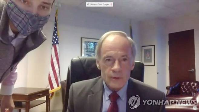 참모(왼쪽)에 욕설하다 딱걸린 톰 카퍼 미 상원의원 [로이터=연합뉴스]