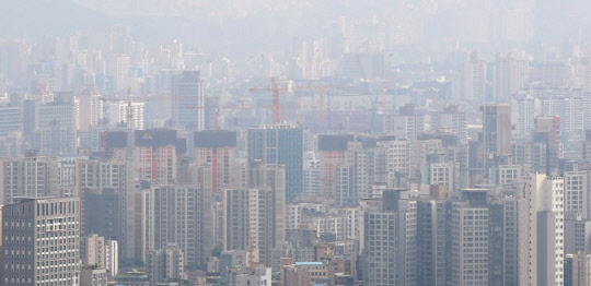 서울 남산에서 바라본 시내 아파트 단지 모습. <연합뉴스>