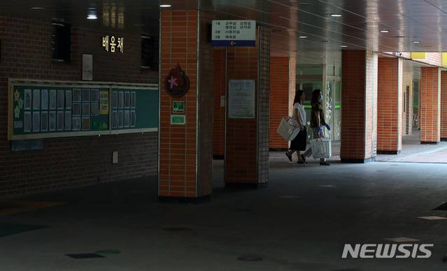 [서울=뉴시스] 박미소 기자 = 서울 중랑구 묵현초등학교에서 신종 코로나바이러스 감염증(코로나19) 확진자가 발생해 전교생 등교가 중지된 6일 오전 교내에 교직원들이 지나가고 있다. 한편, 중랑구는 지난 5일 전교생과 교직원 608명에 대해 코로나19 진단검사 결과 전원 음성 판정이 나왔다고 이날 밝혔다. 2020.07.06.  misocamera@newsis.com <사진은 본 기사와 관련이 없습니다.>