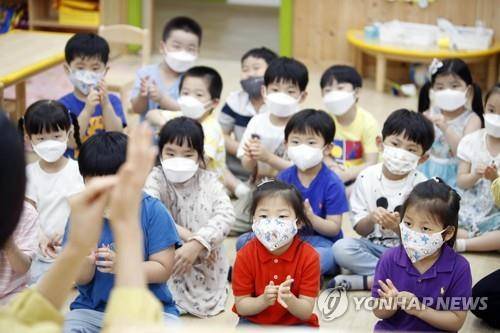 코로나 관련 위생교육 받는 어린이집 아동들(사진은 기사 내용과 무관) [광주 북구청 제공. 재판매 및 DB 금지]