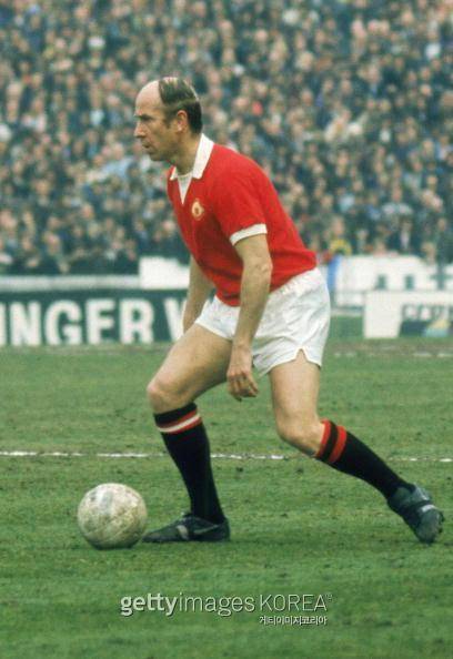 콤 오버 스타일을 하고 있는 바비 찰튼.