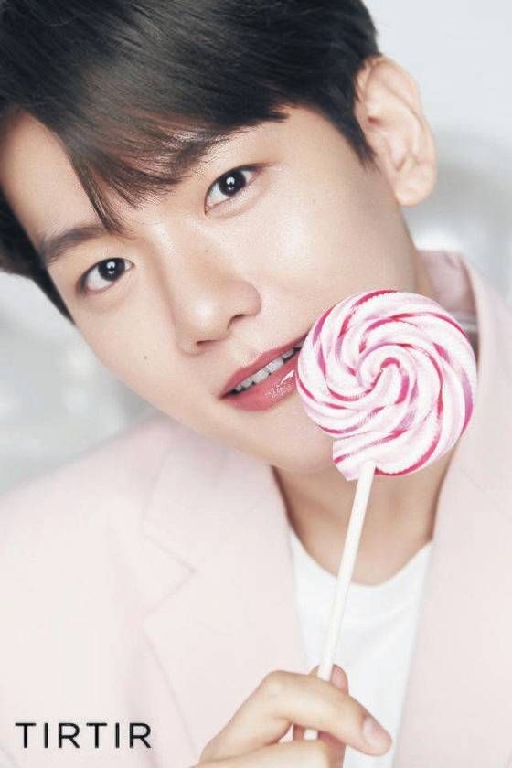 여배우, 여성 아이돌의 전유물이었던 메이크업 화보에 남성 아이돌이 등장했다. 브랜드와 함께 메이크업 키트를 낸 백현. [사진 각 브랜드]