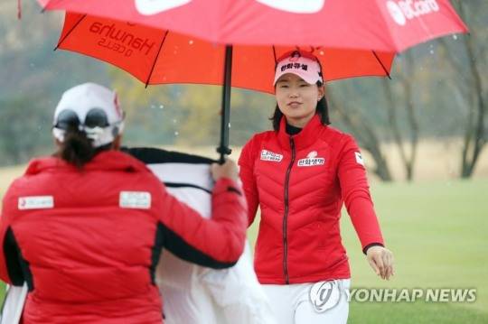 지난 1일 경북 경주시 블루원 디아너스 골프장에서 열린 여자프로골프 오렌지라이프 챔피언스트로피 박인비 인비테이셔널 3일째 경기 팀 KLPGA 임희정과 팀 LPGA 이민지의 15번 홀 매치플레이에서 임희정이 퍼팅을 끝내자 같은 팀 장하나가 겉옷을 건네고 있다. [연합뉴스 자료사진]