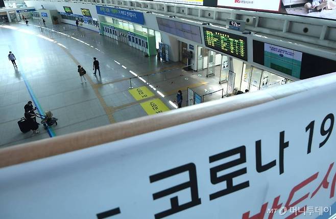 23일 0시를 기해 사회적 거리두기 2단계 조치가 전국적으로 확대적용된 가운데 24일 오전 서울 용산구 서울역이 한산한 모습을 보이고 있다. / 사진=머니S 장동규