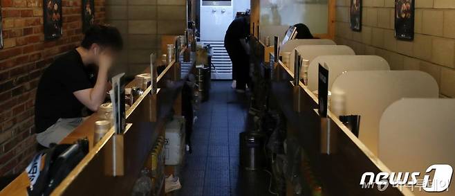 신종 코로나바이러스 감염증(코로나19)이 재확산되며 마스크 쓰기, 사회적 거리두기 등으로 인해 일상 생활에 변화 가져왔다. 특히 ‘비대면’의 강조로 안전 문제가 급부상하며 혼자서 식사하는 혼밥 수요가 급증하고 있다.   사진은 24일 오후 서울 서대문구 신촌의 한 보쌈정식 전문점에서 혼자 식사하고 있는 시민의 모습. /사진=뉴스1