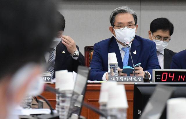 노영민 대통령 비서실장이 25일 국회 운영위원회 전체회의에서 답변하고 있다./연합뉴스