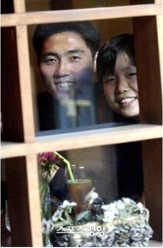 서울 인사동의 한 까페 창가에서 포즈를 취한 김동문, 라경민 부부. 경향DB