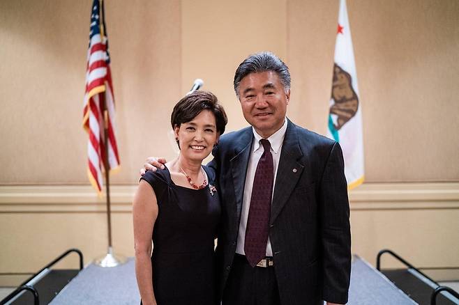 미 공화당 한인 대의원 찰스 김과 부인 영 김 전 의원 (워싱턴=연합뉴스) 미국 공화당 대의원인 한인 찰스 김(오른쪽)은 24일(현지시간) 도널드 트럼프 대통령을 당 대선 후보로 선출하기 위한 전당대회에 참석할 대의원으로 임명됐지만 신종 코로나바이러스 감염증 확산 탓에 불참했다. 왼쪽은 부인인 영 김 전 캘리포니아 주의원. [출처 : 영 김 전 의원 페이스북]