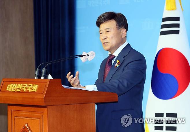 김원웅 광복회장 김원웅 광복회장이 지난 24일 국회 소통관에서 "친일비호 세력과 결별하지 않는 미래통합당은 토착왜구와 한 몸이라는 국민들의 인식이 심화될 것이다"라고 주장하고 있다. [연합뉴스 자료사진]