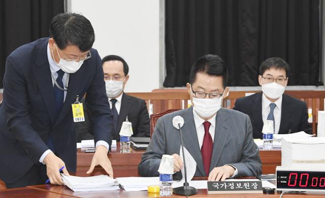 박지원(오른쪽) 국가정보원장이 25일 국회 정보위원회 전체회의에 참석해 서류를 검토하고 이다. 연합뉴스