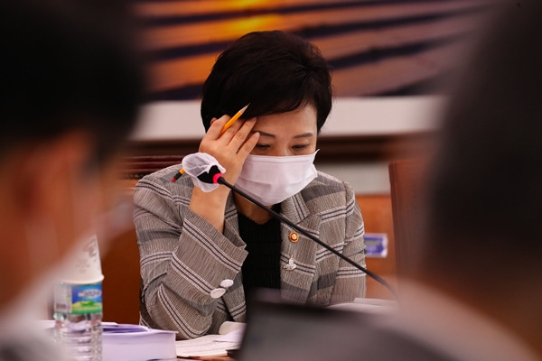 김현미 국토교통부장관이 지난 25일 국회에서 열린 국토교통위원회 전체회의에서 생각에 잠겨 있다. 김 장관은 이날 "부동산 관련 법안이 통과됐고 효과가 8월부터 작동하기 시작했는데 이는 8월이 지나야 통계에 반영된다"며 "법인과 다주택자 등이 보유한 주택 매물이 많이 거래 됐는데 이 물건을 30대가 영끌로 받아주는 양상이다. 안타깝다"고 했다. 연합뉴스