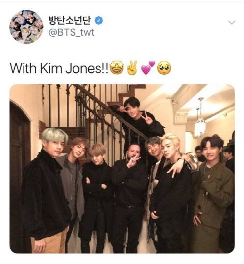 킴 존스와 기념 촬영을 한 방탄소년단.(사진=방탄소년단 공식 트위터)