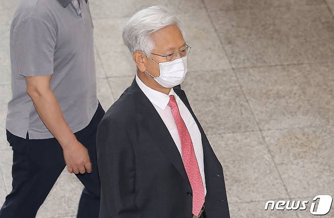 '문재인은 공산주의자'라고 발언해 문 대통령의 명예를 훼손한 혐의를 받는 고영주 전 방송문화진흥회 이사장이 27일 오전 서울 서초구 서울중앙지방법원에서 열린 2심 선고 공판에 출석하고 있다. 2020.8.27/뉴스1 © News1 임세영 기자