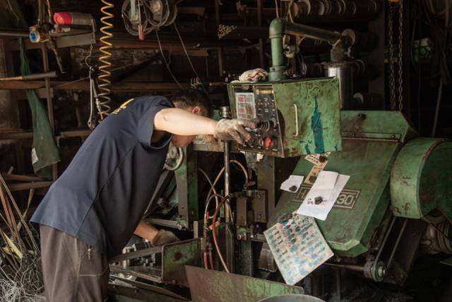 청계천-을지로 일대는 언제나 분주하다. 굽이굽이 좁은 골목을 따라 재료를 실은 오토바이가 달리고, 기계 돌아가는 소리가 끊이지 않는다.