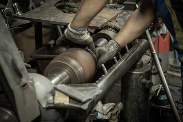 '시보리'는 돌림판으로 둥근 금속 기물을 가공하는 작업을 일컫는다.