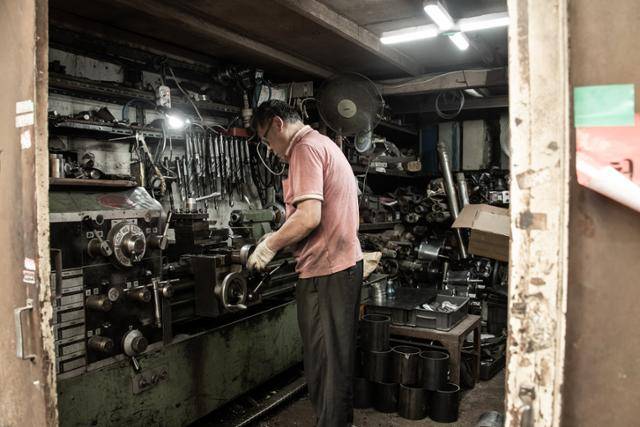 기록적인 불볕더위가 덮친 지난 17일, 세운 3구역의 한 정밀가공 공장에서 한 기술장인이 작업에 열중하고 있다.