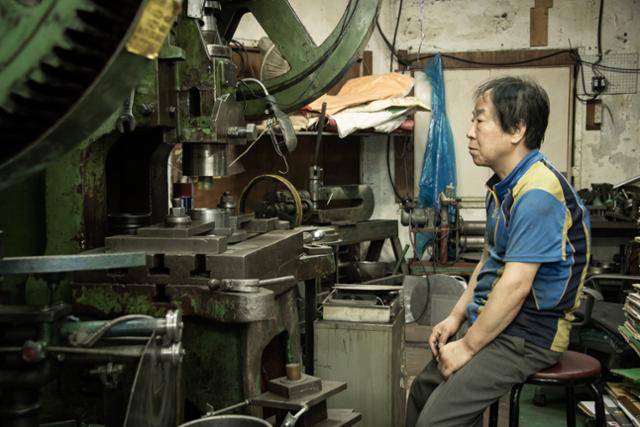 삼성시보리의 박춘삼(61)사장은 20대 청년 시절부터 금속 가공술인 '시보리 공정'을 배워 기술자로 일해왔다. 햇수로 따지면 무려 42년차. 그럼에도 '장인'이라는 칭호에 대해선 손을 내젓는다. "나보다 훨씬 잘하는 사람들이 여기 얼마나 많은데요. 그래도 하나 자부심이 있다면, 그동안 정말 성실하게 했다는 거, 그거 하나예요."